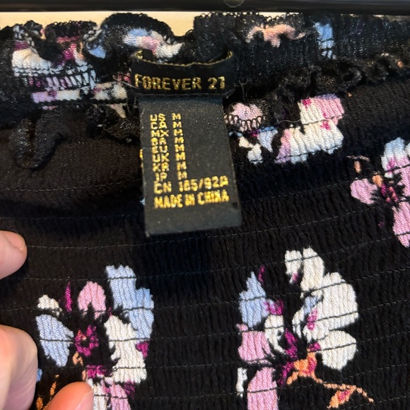 Black & Floral Off the Shoulder Cropped shirt - Picture 3 of 3